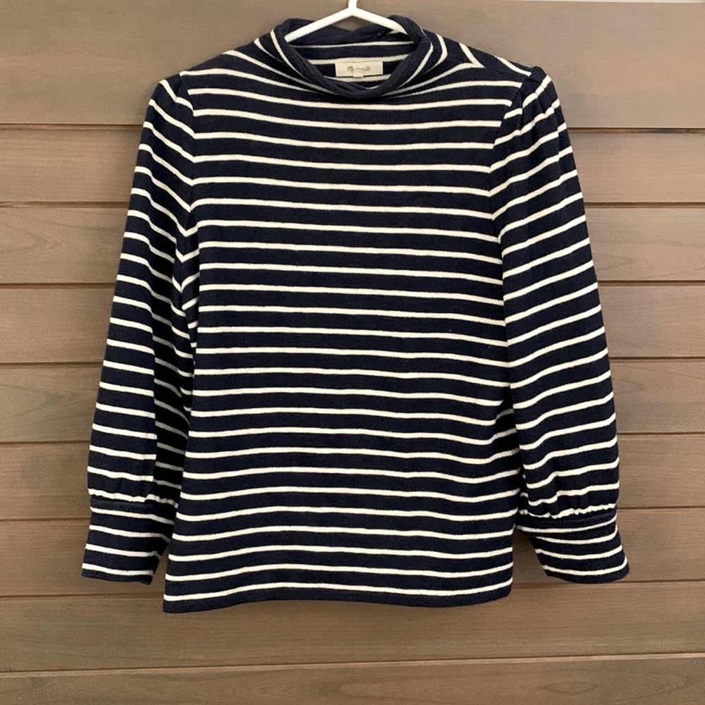 Cute Madewell winter sweater. Rouges on shoulder and wrist. Size M.